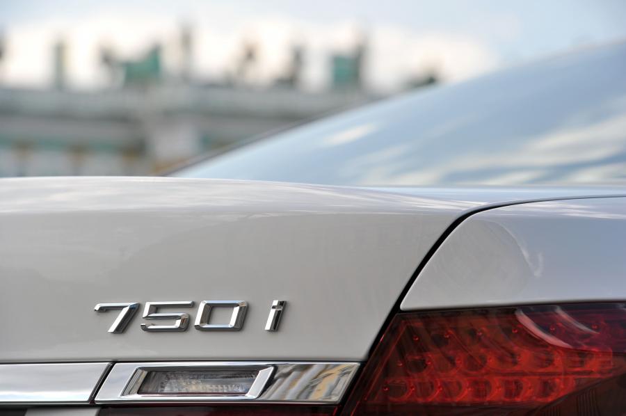  BMW 750i 2013 года  (фото 17 из 56)